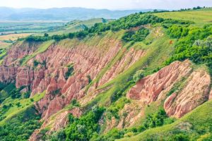 Foto/Video| Micul Canion al României–Râpa Roşie: turnuri şi piramide unice în ţară, din roci vechi de 60 de milioane de ani