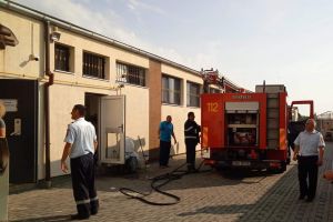 FOTOGALERIE. Incendiu la un atelier de bijuterii din municipiul Satu Mare. Intervenţie în forţă