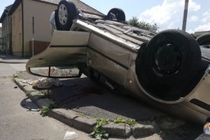 FOTO Accident pe Codrii Cosminului. O maşină e răsturnată