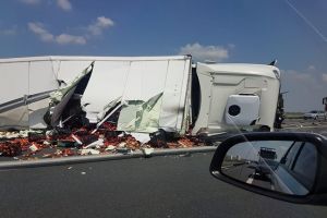 Circulaţie îngreunată pe autostrada Lugoj-Timişoara. Un autotren s-a răsturnat. Șoferul, rănit