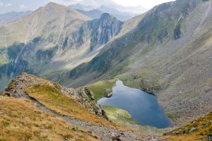 Turist străin rănit în apropiere de lacul Avrig – Intervin salvamontiştii