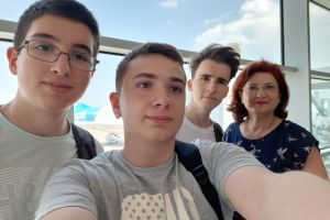 FOTO Trei liceeni de la „Goga” reprezintă Sibiul la Olimpiada Geniilor din America