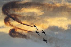 Explozii şi manevre periculoase în apus de soare, la Timişoara Air Show. Publicul, mai puţin numeros