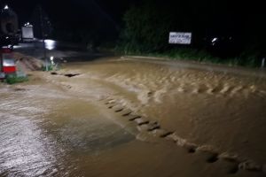 Drumuri blocate în Bihor, din cauza furtunilor, acoperiş lovit de trăsnet. Judeţul, din nou sub cod galben de vreme rea (FOTO / VIDEO)