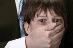 Alertă pentru părinţii din Bucureşti: un pedofil „agaţă” copii pe internet. Doi băieţi, agresaţi deja de monstru