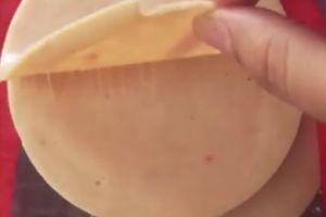 VIDEO. ,,Oferta” zilei. Șuncă cu ,,lipici”, la un supermarket din municipiul Satu Mare