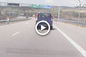VIDEO ȘOCANT! Un biciclist filmat pe Autostrada A3, între Turda şi Cluj-Napoca, mergând pe constrasens