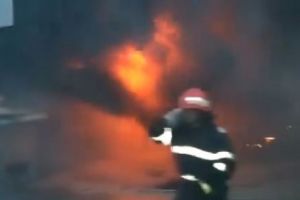 Incendiu de proporţii la un bloc din Giurgiu. Pompierii şi medicii au intervenit rapid