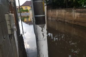 VIDEO FOTO – Ploaie torenţială şi grindină la Sibiu. Străzi inundate în Lazaret