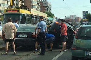 Tamponare cu 4 maşini pe Bulevardul Decebal din Oradea. Un Hyundai a urcat peste un Audi