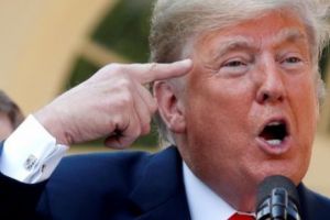 Trump a făcut un gest care a scandalizat opinia publică. Jurnaliştii au surprins momentul controversat. Video