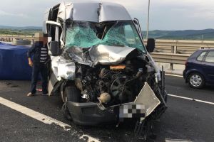 UPDATE FOTO Accident pe autostrada Sibiu – Sebeş. Un microbuz a lovit un TIR