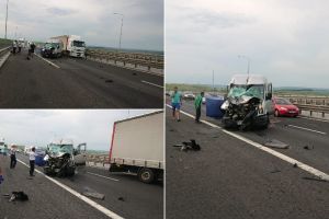 FOTO: ACCIDENT pe autostrada A1, Sebeş – Sibiu, zona Aciliu. Șoferul unui microbuz nu păstrează distanţa regulamentară şi intră în coliziune cu un tir