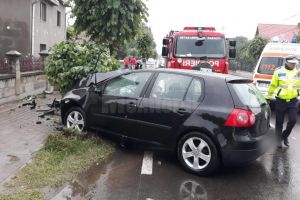 O mamă şi copilul ei, răniţi după ce o maşină a intrat într-un copac