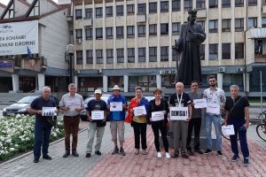 Câţiva bistriţeni s-au strâns în Piaţa Petru Rareş ca să spună: Guvernul Dăncilă trebuie să plece! (FOTO)