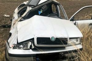 Aruncat pe câmp de un şofer neatent