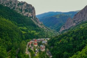 VIDEO/ Bătăile puternice ale clopotelor de la Mănăstirea Râmeţ au acoperit zgomotul furtunii şi au alungat ploaia torenţiala