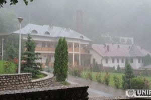 FOTO-VIDEO/ Bătăile puternice ale clopotelor de la Mănăstirea Râmeţ au acoperit zgomotul furtunii şi au alungat ploaia torenţiala