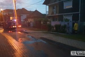 FOTO/VIDEO Probleme după ploaie: Pompierii chemaţi să scoată apa din subsolul unei locuinţe de pe strada Muşeţelului din Alba Iulia