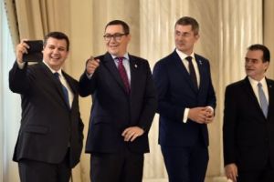 Opoziţia face şedinţe motivaţionale. Oferte de miniştri şi posturi pentru cei care votează moţiunea de cenzură