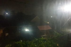 ACUM – Furtuna a trezit oamenii în plină noapte