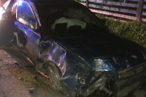 Trei răniţi la Lunca Ilvei după ce maşina condusă de un şofer beat a intrat într-un gard (FOTO)