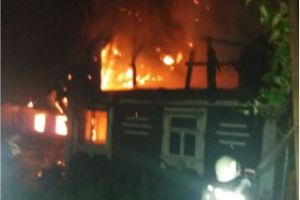 Tragedii din Romania. O casa s-a facut scrum. Focul s-a extins si la vecini. Un barbat carbonizat. De la ce a pornit totul