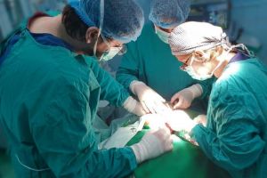 Ablaţie radicală de tumoră gigantă, efectuată la Spitalul Universitar Bucureşti