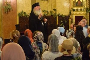 Mulţime de oameni la Catedrala Mitropolitană, de Rusalii. Credincioşii au primit ramuri de tei