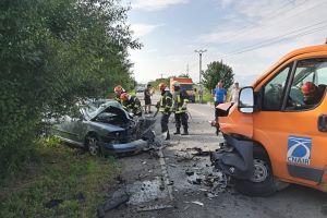 Accident rutier grav in judetul Brasov. O autoutilitara CNAIR si un autoturism, implicate. Sunt mai multe victime (galerie foto)