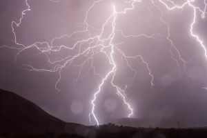 Fenomenele meteo extreme fac VICTIME! Un bărbat a fost LOVIT DE FULGER