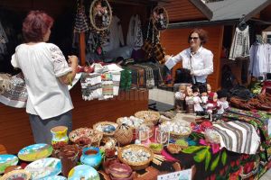 Trei zile cu evenimente şi 60 de meşteri populari, la Târgul de Sânziene din centrul Sucevei