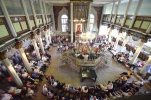 Sinagoga din Fălticeni şi-a deschis uşile pentru publicul iubitor de artă