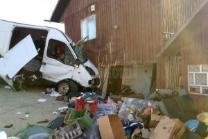 Obosit la volan, un bărbat de 62 de ani s-a zdrobit cu maşina de peretele unei case