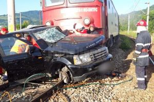 Un autoturism a fost lovit în plin de trenul Iaşi-Timişoara, la Câmpulung Moldovenesc