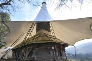 Ambulanţa pentru Monumente caută voluntari pentru a salva biserica de lemn din Crivina de Sus