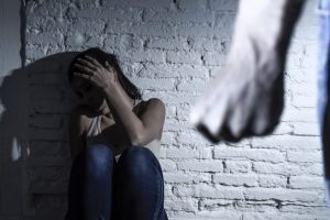 Un bărbat şi-a ameninţat cu moartea soţia şi soacra