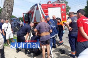 FOTO-ULTIMĂ ORĂ: Bărbat salvat de pompieri după ce a căzut într-un canal
