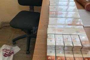 Țigări de contrabandă găsite într-un taxi care preluase trei ucraineni din Vama Siret