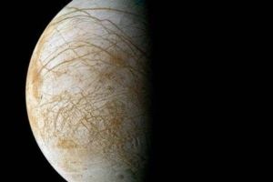 Europa, unul dintre satelitii planetei Jupiter, ar putea permite apariţia vieţii