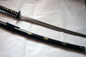 Dosar penal pentru un tânăr de 24 de ani, din Aiud. A fost depistat de poliţişti cu o sabie asupra lui