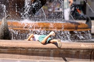 Recomandări DSP Timiş: cum evitaţi îmbolnăvirea copiilor în zile caniculare 