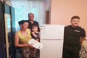 Jandarmii sătmăreni au donat un frigider unei mame singure cu cinci copii