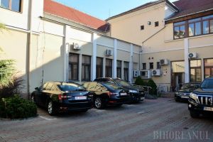 Totu-i rezolvat, doar maşini le mai trebuie: Consiliul Judeţean Bihor vrea mai multe autoturisme pentru instituţiile subordonate