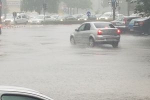 Rupere de nori in Ploiesti. Mai multe străzi au fost inundate