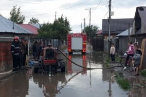 Mai multe locuinte inundate, in Ploiesti. Ploaia torentiala a facut ravagii