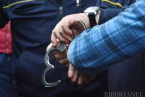 Doi tineri, arestaţi, după ce au violat două femei în propria casă. Pe una au agresat-o de faţă cu prietenul ei!