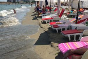 In plin sezon estival, sezlonguri instalate abuziv pana la malul apei:  Senatorul Chitac ii solicita ministrului Apelor sa intervina de urgenta (document)