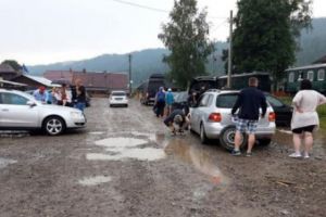 Incident grav la Suceava. 300 de turişti au fost terorizaţi de un psihopat care a intrat cu maşina pe calea ferată