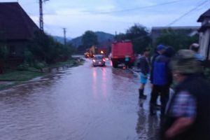 Gospodarii inundate la Suciu de Sus in urma unei ploi abundente (FOTO)